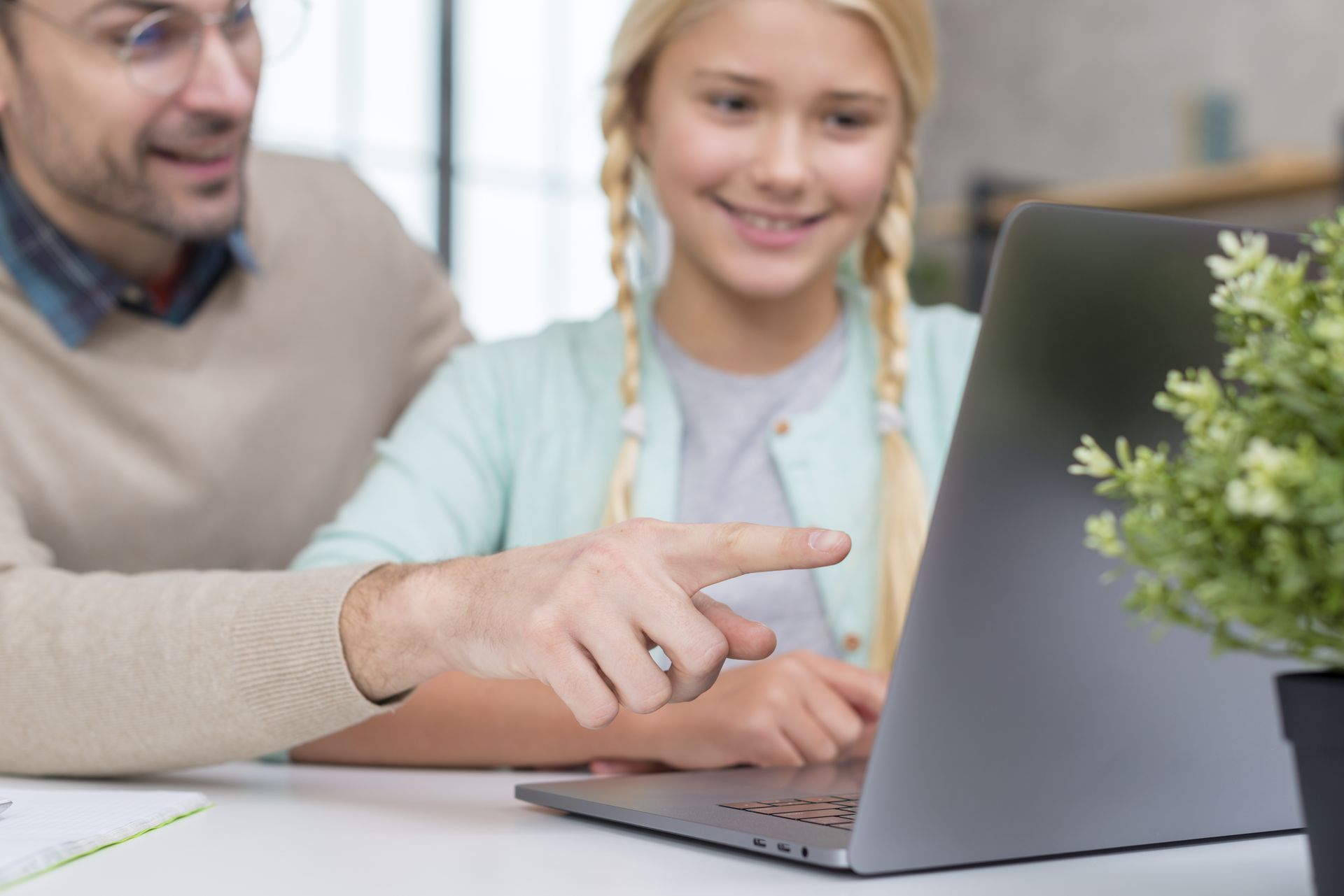 petite fille et son papa qui regarde le site web de l'école fait sur odoo