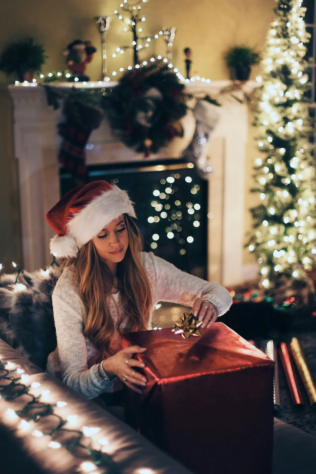 Noël femme qui enveloppe un cadeau acheter en ligne sur un e-commerce