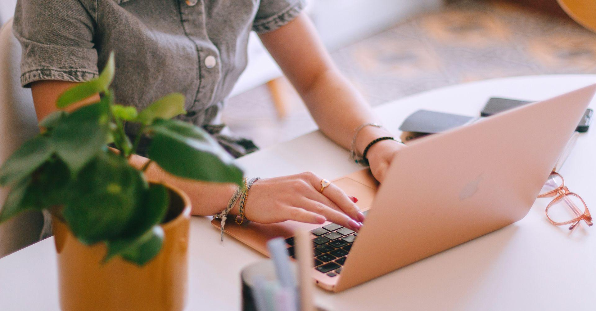femme qui prépare campagne marketing fêtes de fin d'année sur son mac