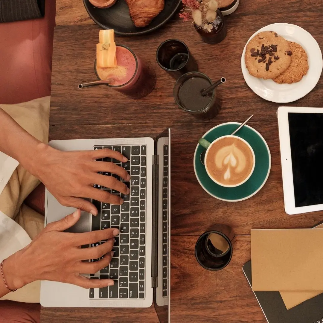 personne qui optimise ecommerce et marketing pour les fêtes